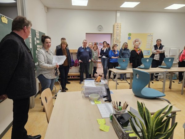 Schulleiterin Dorothee Kriener (Zweite von links) erklärte sehr sachlich, wer wohin umziehen muss und wo die Grenzen sind, denn die Albert-Schweitzer-Schule hat viele Anmeldungen, aber zu wenig Klassenräume. - © Astrid Sewing