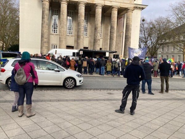Rund 200 Menschen sind am Freitag für Klimaschutz auf dem Detmolder Theatervorplatz die Straße gegangen. Die Sicherungsmaßnahmen der Polizei verstanden nicht alle. - © .