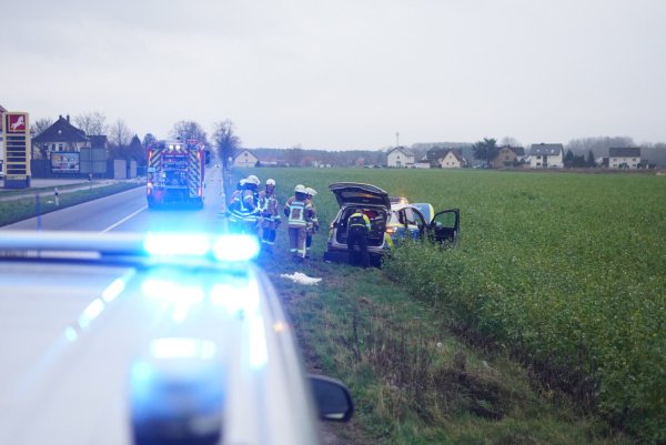 Der Einsatzwagen schleuderte auf den angrenzenden Acker. - © Freitag TV