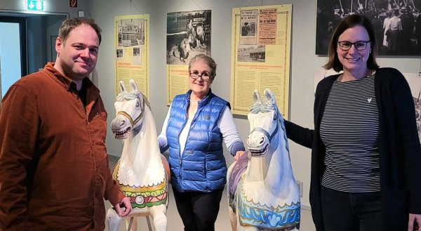 Erinnern an einen außergewöhnliche Frau: Musuemsleiter Fabian Schröder (von links), Leni Schmidt-Friese und Dr. Sonja Girod, die die Ausstellung über die Lemgoer Dompteurin Dora Friese konzipierte. - © Katrin Kantelberg