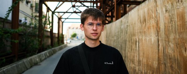 Jakob Springfeld ist im Osten aufgewachsen und positioniert sich klar gegen rechts. In Lage stellt er sein neues Buch vor und erklärt, warum das Erstarken der Rechten auch für den Westen zur Gefahr wird. - © Clavin Thomas