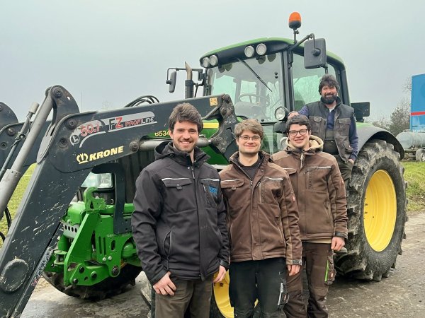 Pascal (v. l.), Marcel und Mirco Kölling sind die Nachfolger ihres Vaters Andre Kölling. Sie sehen ihre Zukunft in der Landwirtschaft. - © Mareike Köstermeyer