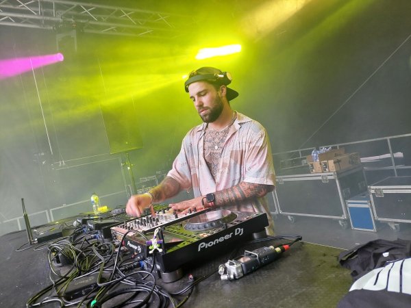 Das DJ-Festival „Anna Beatz“ auf der Freibad-Wiese in Verl im Kreis Gütersloh steht in der Kritik. - © Karin Prignitz