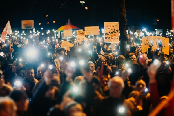 Demonstrieren gegen Rechts – dazu fühlen sich viele Menschen berufen und kommen zu den zahlreichen Veranstaltungen in OWL. - © BESIM MAZHIQI