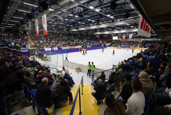 Ein Blick in den Handball-Tempel, den die Fußballer stürmten. - © paul cohen