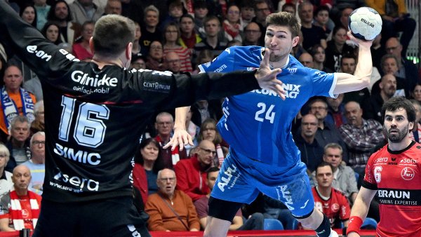 Lukas Zerbe fliegt auf MT-Torwart Nebojsa Simic zu. - © Mathias M. Lehmann