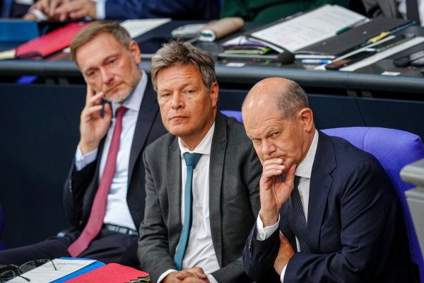 Christian Lindner (FDP, v. l.), Robert Habeck (Grüne) und Olaf Scholz (SPD): Als Ampel-Regierung gescheitert, führen sie ihre Parteien nun in die nächste Bundestagswahl. - © picture alliance/dpa