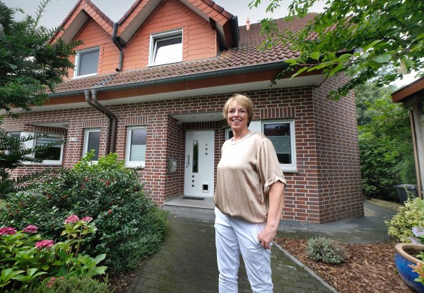 Simone Bille lebt seit mehr als 20 Jahren gemeinsam mit ihrem Mann Bernd in einer Doppelhaushälfte in Halle im Kreis Gütersloh. Das Grundstück umfasst etwa 277 Quadratmeter, wobei der Vorgarten fast größer ist als der Garten hinterm Haus. - © Andreas Frücht
