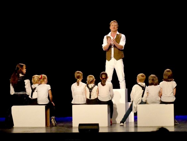Althaus (Lars Schmidt) war zwei Jahre vor seinem Tod Dozent an der „Hochschule für das weibliche Geschlecht“. - © Rudi Rudolph
