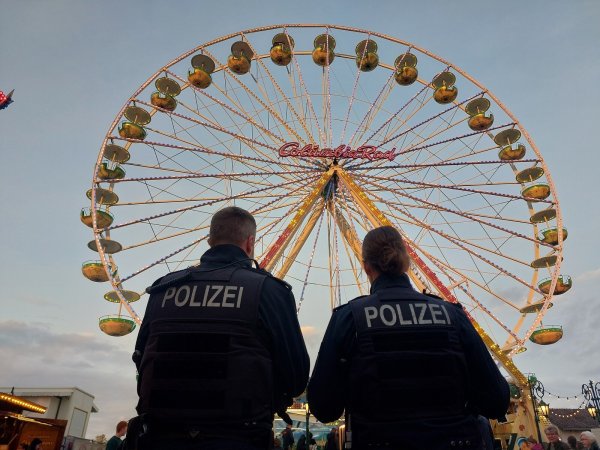 Die Polizei hat auf dem Wilbaser Markt erhöhte Präsenz gezeigt. - © Michaela Weiße