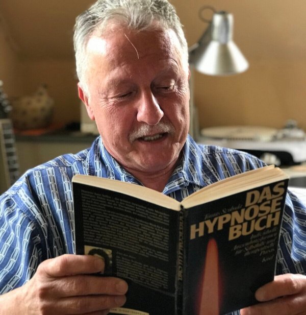 Psychotherapeut Dr. Tomas Svoboda hat ein Buch über Hypnose geschrieben. - © Seda Hagemann