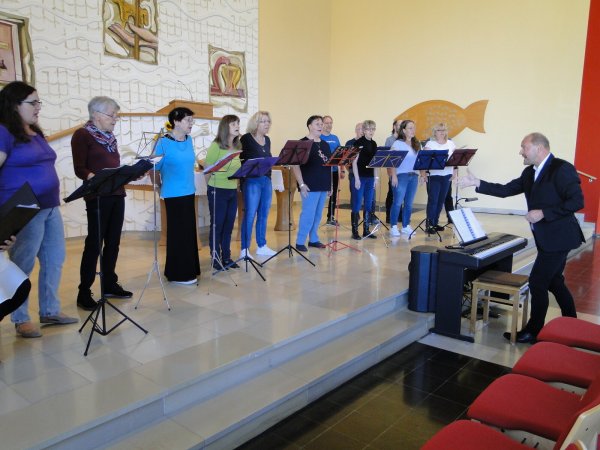 Chor-Dompteur Markus Güldenbrink weiß sein 16-köpfiges Ensemble zu führen: Güldenbrinks Körpereinsatz beim Dirigieren ist außergewöhnlich, aber enorm effektiv. - © Hajo Gärtner