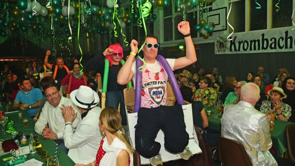 Die „Badminton-2“-Gruppe sorgt mit ihrer Achterbahn-Darbietung für Begeisterung im Publikum. - © Nicole Ellerbrake