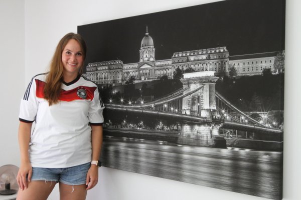 Sára Homovics vor einem Bild der Budapester Kettenbrücke, eines der vielen wunderschönen Wahrzeichen der ungarischen Hauptstadt. Das Foto hängt in ihrer Theesener Wohnung. - © Dietmar Welle