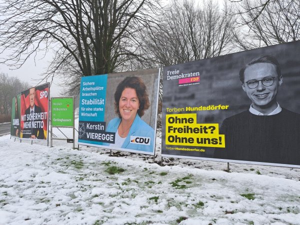 An der Ecke Zeppelin-/ Robert-Koch-Straße in Oerlinghausen stehen Wesselmänner von FDP, CDU, SPD und Bündnis 90/ Die Grünen einträchtig nebeneinander. - © Carolin Brokmann-Förster