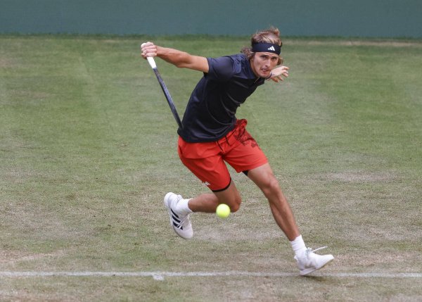 Alexander Zverev begeistert bei seiner Rückkehr auf den Haller Rasen mit einer starken, sehr konzentrierten Leistung. - © IMAGO/Hasenkopf