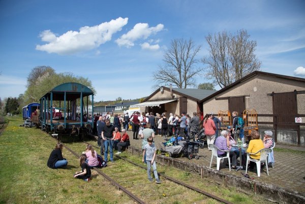 Die Veranstalter rechnen mit guter Stimmung beim Kunst- und Handwerkermarkt in der Ladestraße am Bahnhof Farmbeck. - © Peter Wehowsky