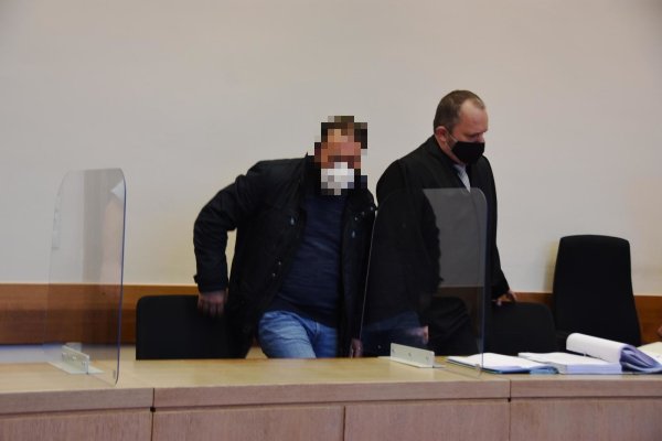 Der 40-jährige Angeklagte (links) und sein Verteidiger, Rechtsanwalt Thomas Heinrichs, nehmen im Gerichtssaal Platz. - © Raphael Bartling