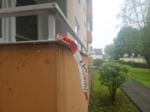 Ein letztes Stück Flatterband erinnert an den Tatort im Iltisweg. - © Janet König