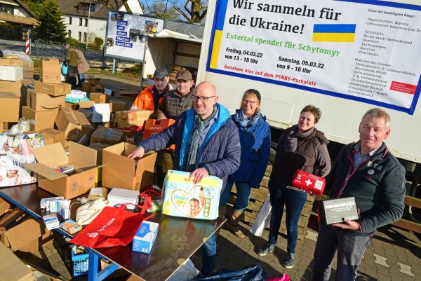 Sammeln für die Ukraine: (von links) Artem Cibe, Alexander Klepfer, Marco Wallenstein, Jutta Niepelt, Sabine Brüggemann und Bürgermeister Frank Meier. - © Nicole Ellerbrake