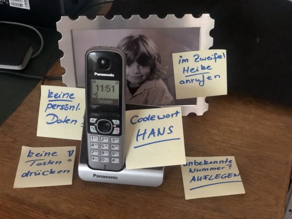 Hilfsbereite Senioren werden häufig Opfer von Trickbetrügern. Im Ernstfall am Telefon ist es ratsam, einfach aufzulegen. - © Silke Buhrmester