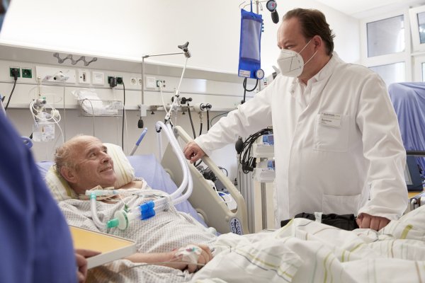 Endlich wieder selbstständig atmen, das ist das Ziel der Patienten auf der Weaning-Station in Lemgo. Chefarzt Dr. Maik Brandes und seinem Team liegt viel daran, Selbstbestimmtheit so schnell wie möglich wieder herzzustellen. Ein Zugang durch die Luftröhre erleichtert das. - © Klinikum Lippe