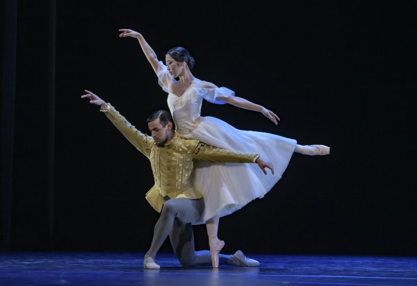 Zum Adagio von Adolphe Adam faszinierten Soyoung An und Pedro Frizon mit einem Pas de deux aus Giselle. - © Bettina Stoess