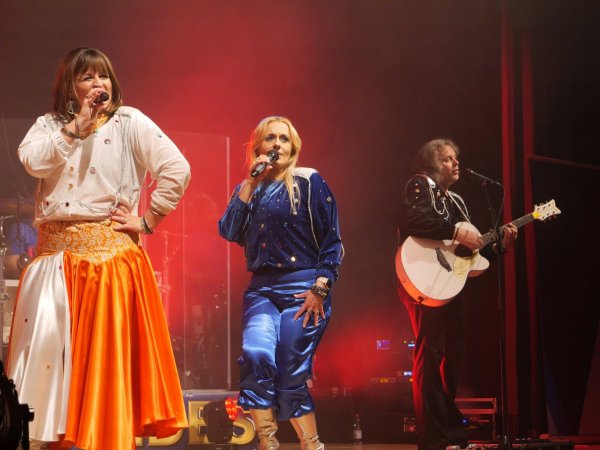 Isabell Classen alias Anni-Frid (von links), Lidia Lingstedt als Agnetha und "Benny" Steve Stevens unterhalten bei der Abba-Show 700 Besucher in der Bad Salzufler Konzerthalle. - © Thomas Krügler