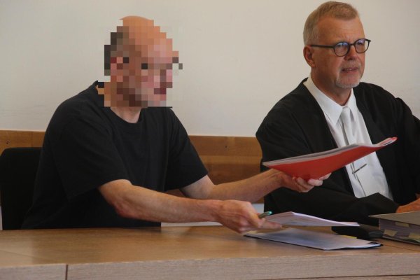 Der Angeklagte (56) beschreibt am dritten Prozesstag, wie der Tag rund um den Brand abgelaufen ist. An seiner Seite: Verteidiger Johannes Salmen aus Lage. - © Janet König