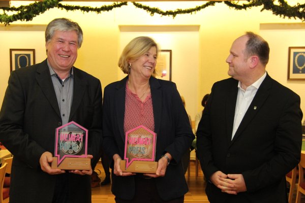 Annette Alabas vom Spielmannszug Istrup und Jörg Erhorn vom Heimatverein Cappel (links) nahmen aus den Händen von Bürgermeister Christoph Dolle stellvertretend für ihre Vereine den Heimatpreis entgegen. - © Marianne Schwarzer