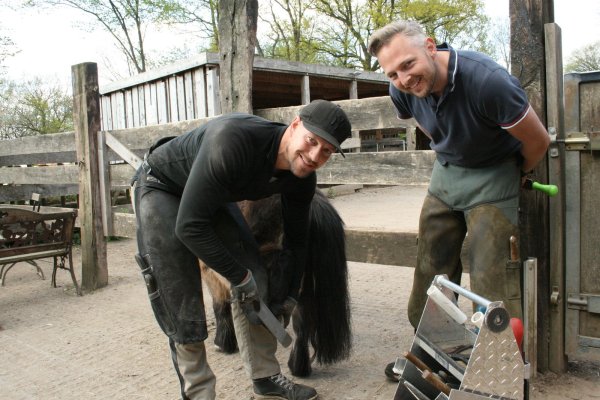 Stolz auf seinen Azubi und künftigen Geschäftspartner: Schmied Glen Pinxteren (rechts) hat den ehemaligen Profi-Boxer Sebastian Real (links, hier mit Shetlandpony Sanso) ausgebildet. - © Sylvia Frevert