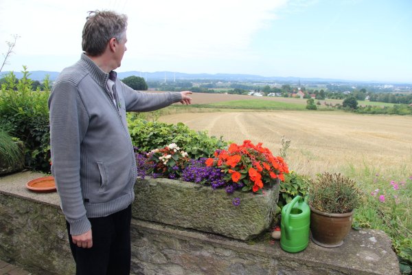Burkhard Meier zeigt auf die Stelle im Feld, wo er seine Katze leblos und schwer verletzt aufgefunden hat. - © Kirsten Fuhrmann