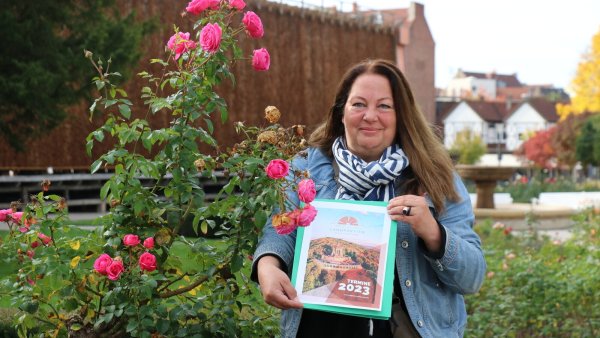 Sabine Mirbach zeigt das neue Logo der Landpartien: Sie laufen ab sofort als "Sabines Landpartien". - © Alexandra Schaller