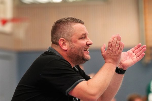 Engagiert an der Seitenlinie: Christian Plesser. - © Jörg Hagemann