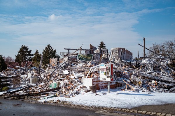 Gaststätte und Wohnhaus waren nicht mehr zu retten: Die Ruine ist mit einem dicken Schaumteppich überzogen. - © FreitagTV
