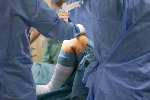Die Zahl der Kliniken, die in OWL künftig noch Prothesen einsetzen dürfen, sinkt drastisch. - © picture alliance / dpa Themendienst