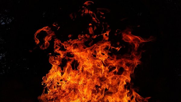 In einer Flüchtlingsunterkunft an der Hamelner Straße wurde Feuer gelegt. - © Symbolbild Pixabay/Ronald Plett