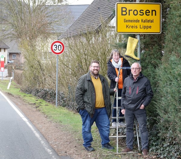 Björn Sasse, Christine Heidsiek und Henning Meyer fragten sich, ob sie den gelben Gummistiefel für das Foto abnehmen sollen, der hing da schon länger. Die LZ wollte aber das Bild mit Gummistiefel. - © Axel Bürger