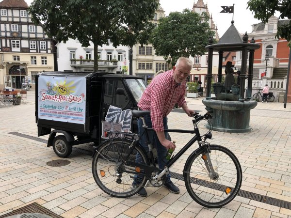 Gastwirt Jupp Westfeld packt am Marktbrunnen eine Limo in die Halterung. An diesem Sonntag können es ihm die Teilnehmer der Sommer-Radelsause nachmachen.  - © Thomas Reineke