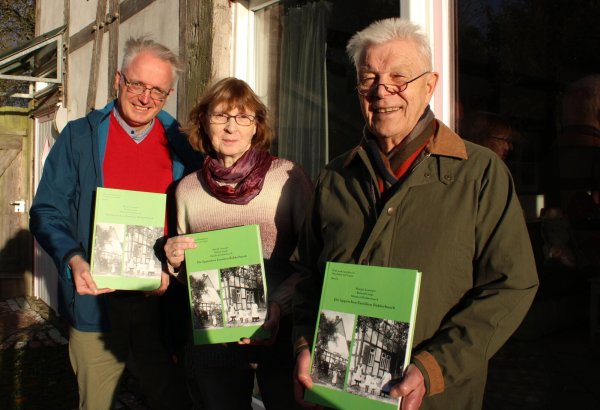Roland Linde (von links), Margit Lenniger und Manfred Ridderbusch halten die Familienchronik mit Stolz in den Händen. - © Nico Düllmann