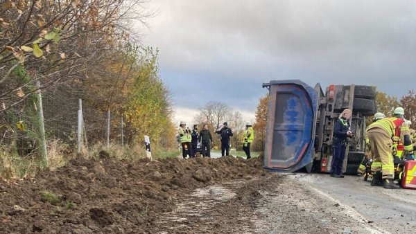 Polizei und Feuerwehr sind am umgekippten Lkw auf der Sylbacher Straße im Einsatz. - © Polizei Lippe