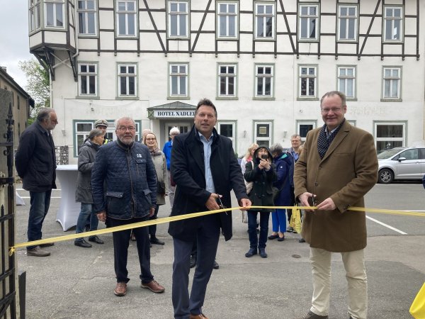 Bürgermeister Frank Hilker (vorn links) und sein Amtskollege Janne Laine aus Finnland weihen den Savonlinnapfad zwischen Grabenstraße und Bismarckstraße ein. Neben Hilker steht Asmus Link, der maßgeblich die Partnerschaft mit angestoßen hat. - © Cordula Gröne