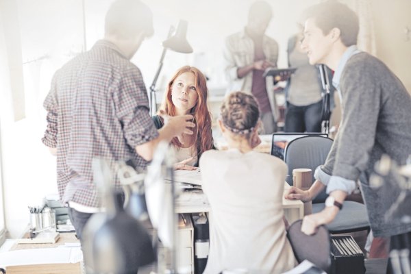 So soll es sein: Alle arbeiten zusammen. Durch eine gute Dynamik am Arbeitsplatz steigt die Motivation und Leistung der Mitarbeiter. - © Geber86 - stock.adobe.com