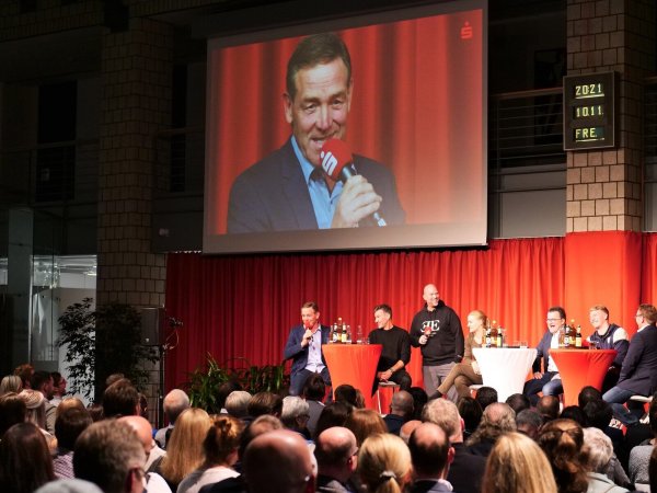 Bundestrainer Alfred Gislason als guter Unterhalter. - © Jörg Hagemann