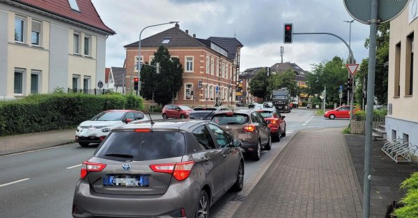Viel los an der Kreuzung "Sieben Linden": Ursprünglich sollte ein Kreisel den Verkehr entzerren. Jetzt gibt es andere Pläne. - © Katrin Kantelberg