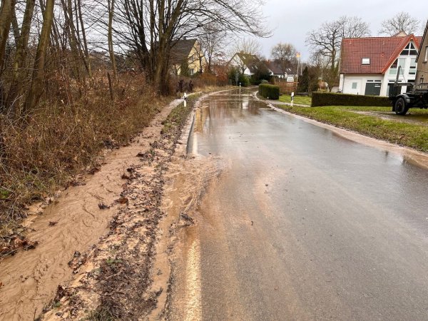 Die Waddenhauser Straße war nach einem kurzen Starkregen überspült. - © Feuerwehr Lage