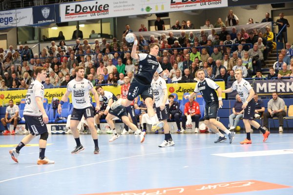 Frederik Simak kommt frei zum Wurf. - © Paul Cohen