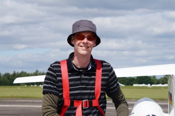 Andreas Hillebrand ist vorbereitet. Am 5. Mai bricht der gebürtige Horn-Bad Meinberger zu einer mehr als 10-stündigen Tour im Segelflugzeug auf. - © Hans-Rainer Finke