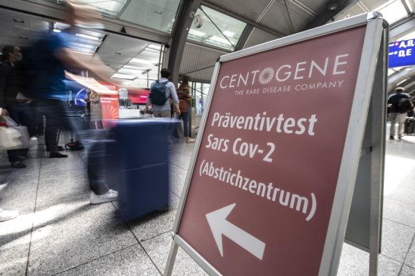 Wer nach dem Urlaub wieder das Büro aufsuchen will, muss nachweisen, genesen, getestet oder geimpft zu sein. Das Bild zeigt eine Teststation am Frankfurter Flughafen. - © Boris Roessler/dpa