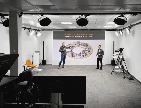 Dr. Sebastian Durst (links) und Sune Mellgren in einem Expert-Talk zum Thema „Schaltschrankbau der Zukunft“. - © Weidmüller